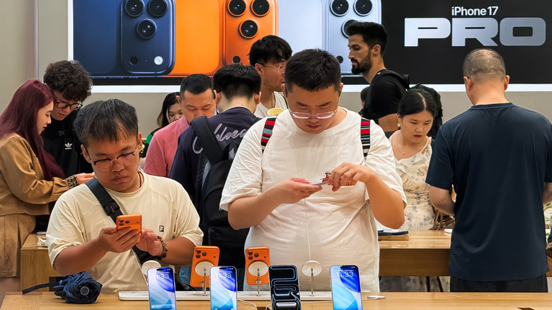 Chinese customers trying the new iPhone 17 models