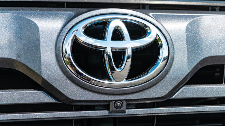 Close up of a Toyota logo on the front of a vehicle.