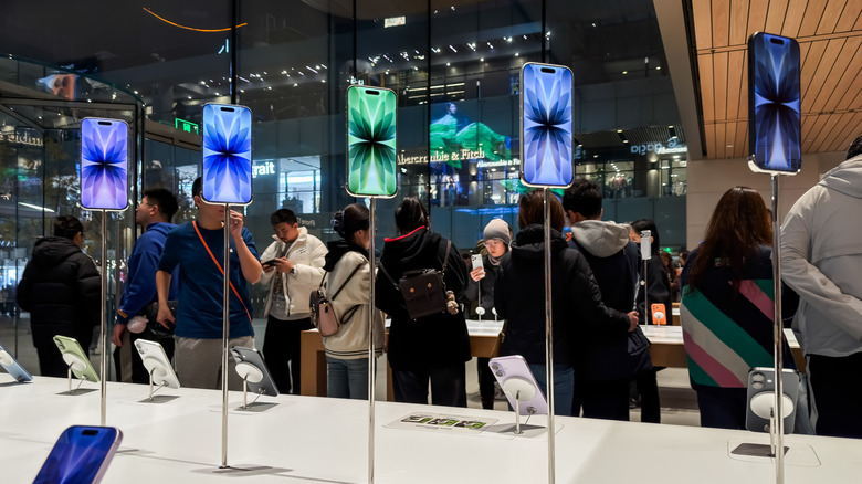 iPhone 17 lineup at an Apple Store