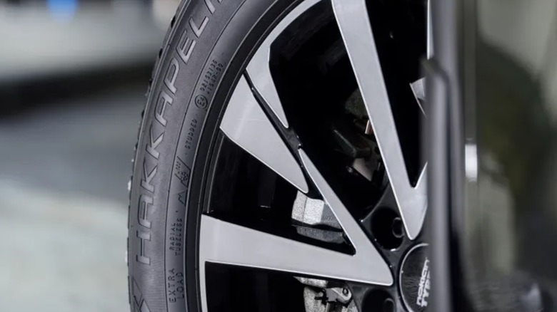 Car with Nokian Tyres Hakkapeliitta 01 on a city street at night