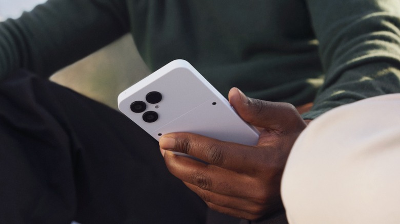 A man holding the Fairphone 6.