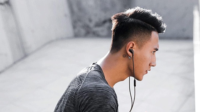 A man wearing the JBL Endurance Run 2 in an outdoor setting.