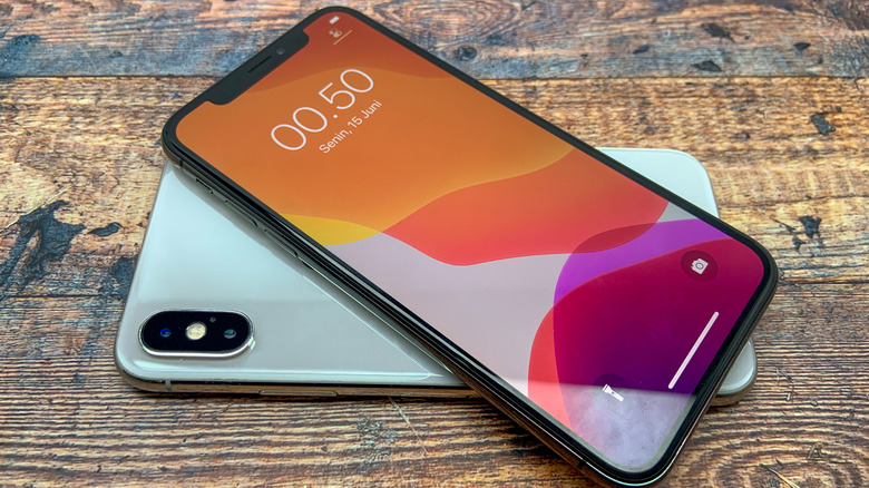iPhone X models on a table, including one showing the display and the Face ID notch.