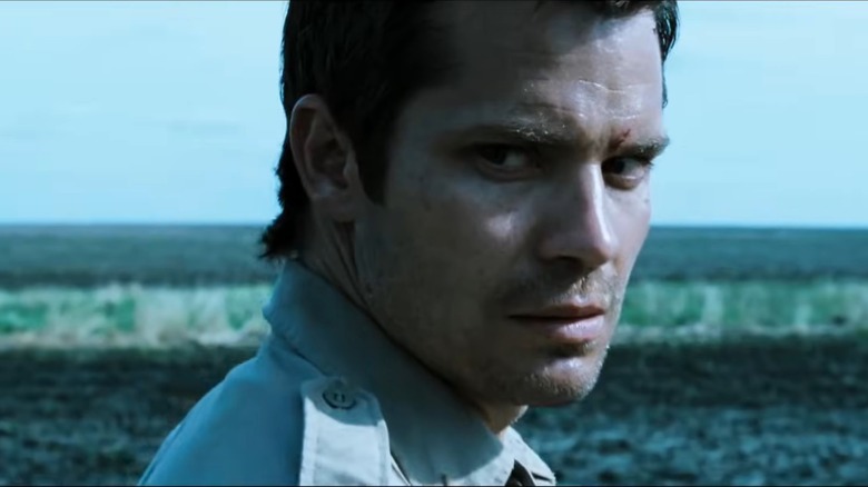 Timothy Olyphant as David in The Crazies looking over his shoulder