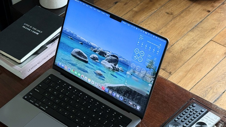 MacBook Pro M1 Pro  with Opera and Safari browsers on the Dock