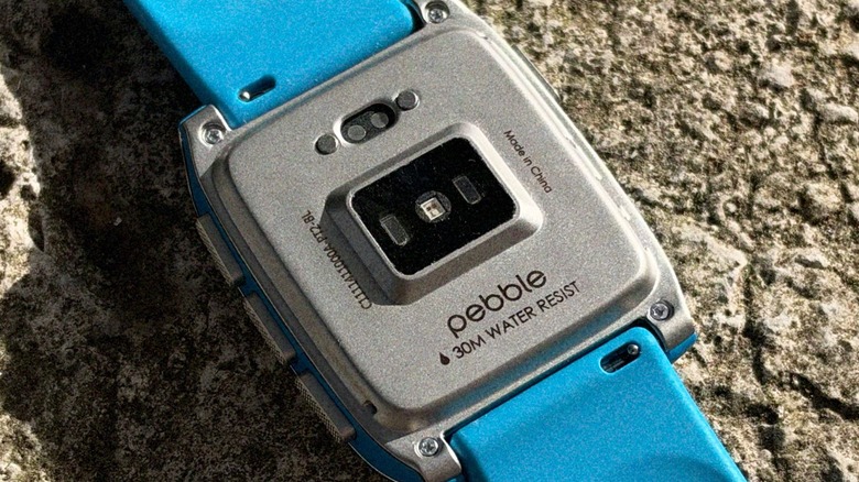 Close-up shot of Pebble Time 2's back