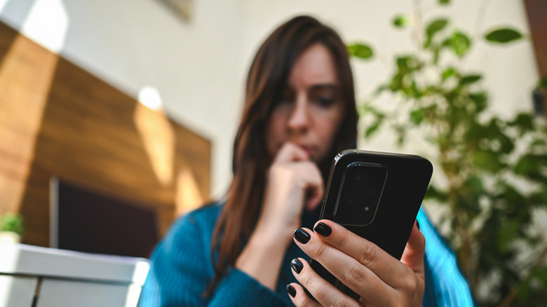 Smartphone user getting a call from an unknown number