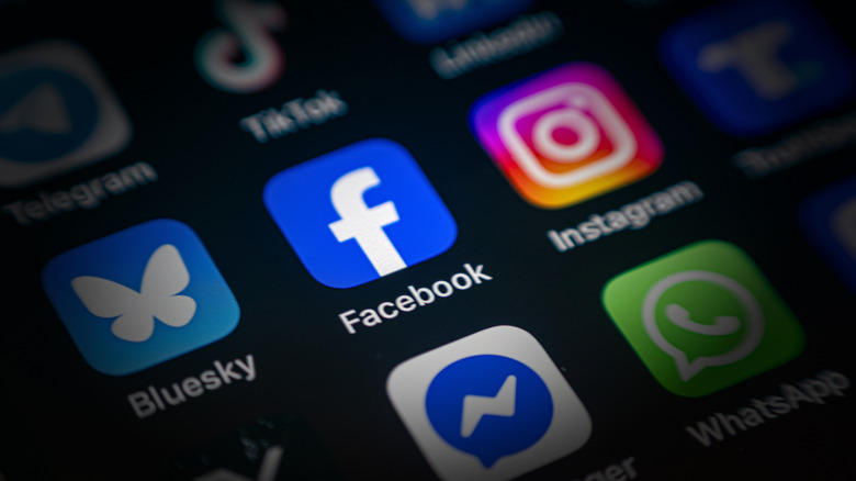 Social media apps on iPhone with the focus on Facebook