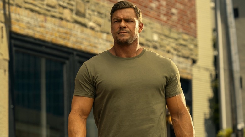 Alan Ritchson as Reacher walking