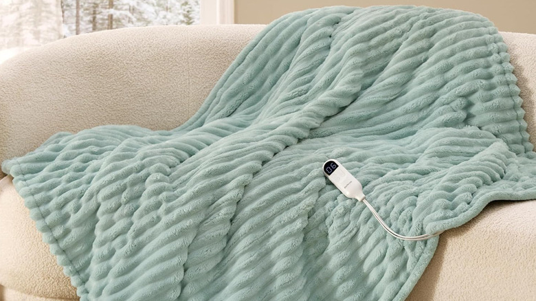 Green Bedsure electric blanket with control remote
