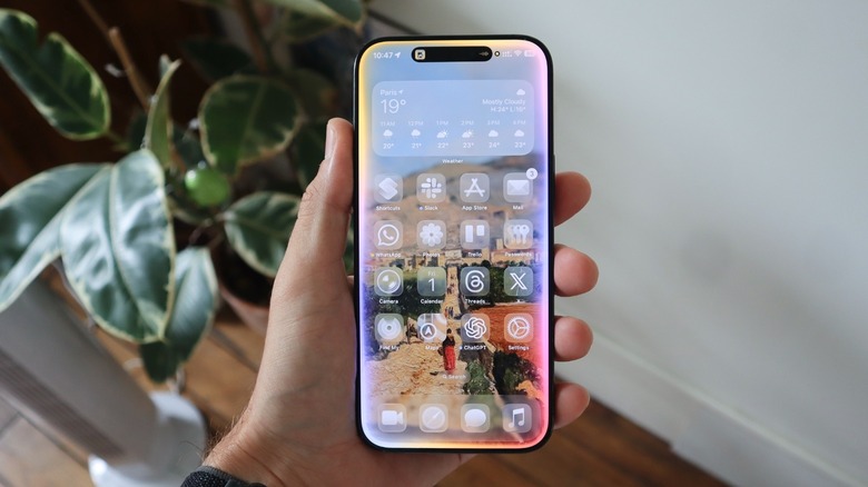 Apple Intelligence's Siri UI on iOS 26 Home Screen