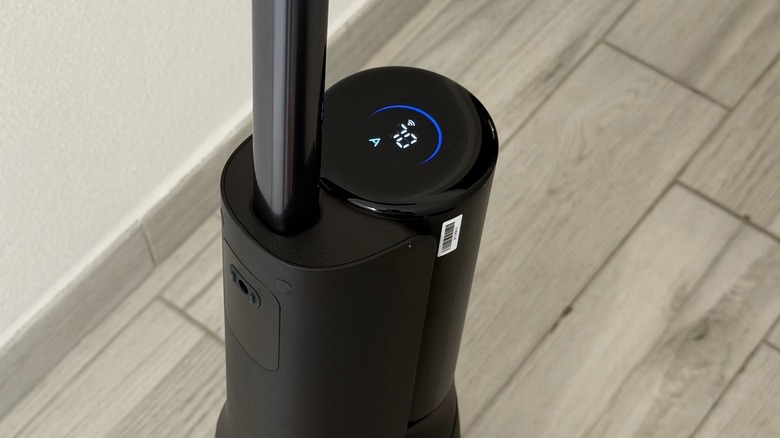 Roborock F25 Ultra LED panel displaying its battery life