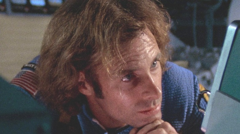 Freeman (Bruce Dern) leaning on his hands in 