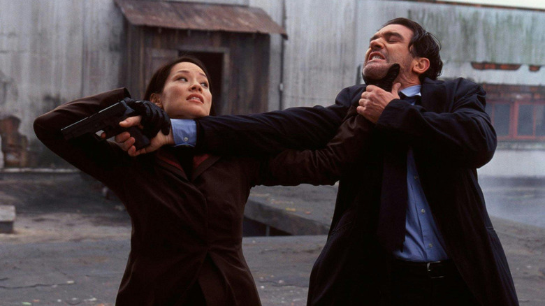 Sever (Lucy Liu) and Ecks (Antonio Banderas) fighting in 