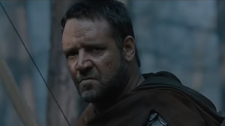 Russell Crowe as Robin Hood in a forest in Robin Hood (2010)