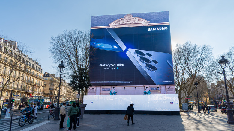A Galaxy S25 Ultra billboard in Paris, France.