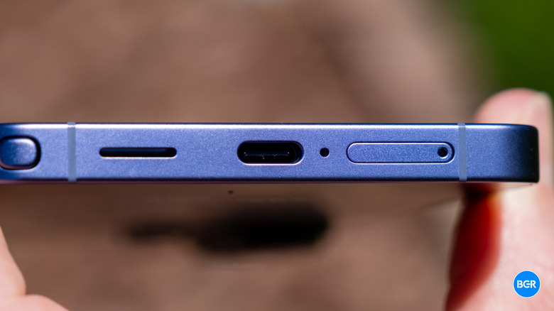 USB-C port on the Samsung Galaxy S26 Ultra