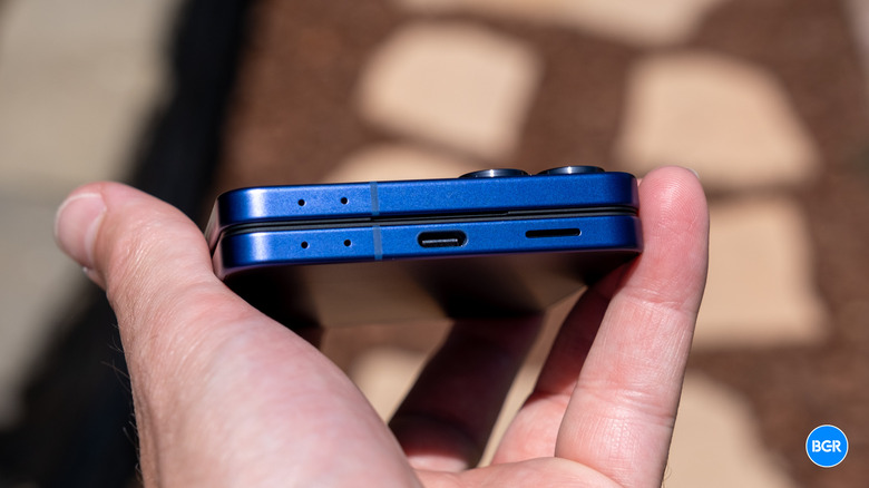 USB-C port on the Samsung Galaxy Z Flip 7.