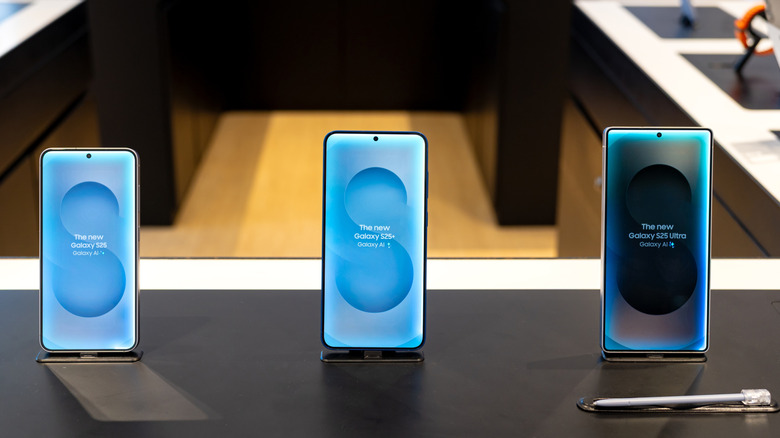 The Galaxy S25 series phones on a storefront display