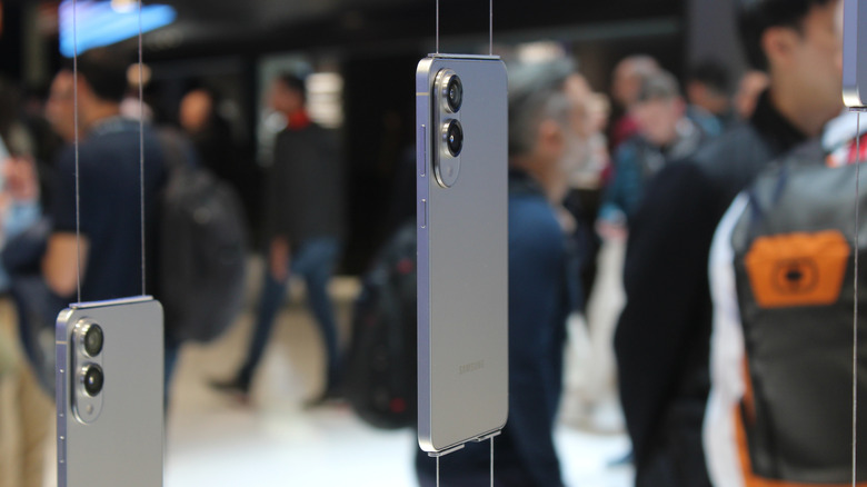 Galaxy S25 Edge phones hanging in display