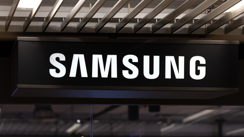 A picture of the Samsung logo on a storefront