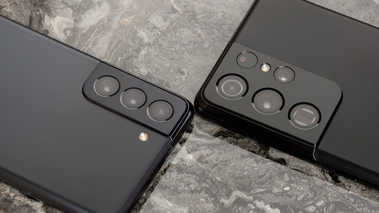 Samsung Galaxy S21 and S21 Ultra in black on a granite counter