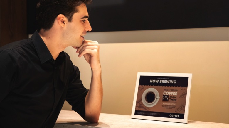 A person looking at a menu displayed on the Samsung 13-inch Color E-Paper.