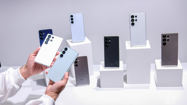 Galaxy S25 models on display.