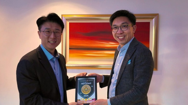 Samsung receiving the HDTVTest award for Best TV of 2026