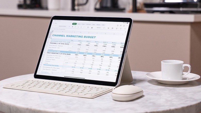 Satechi's new OntheGo keyboard and mouse with an iPad