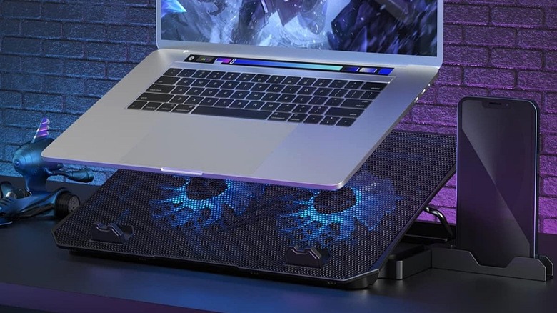 KeiBN laptop cooling pad placed underneath laptop and powered on.