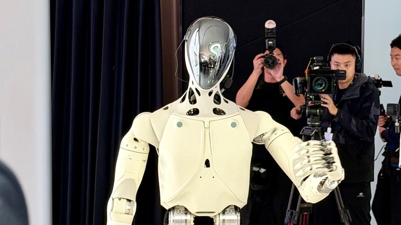 XPENG humanoid robot doing a guided tour