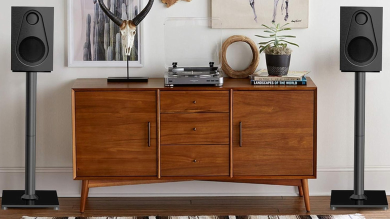 Perlesmith speaker stands placed on both sides of a hi-fi stand. A record player sits on top of it.
