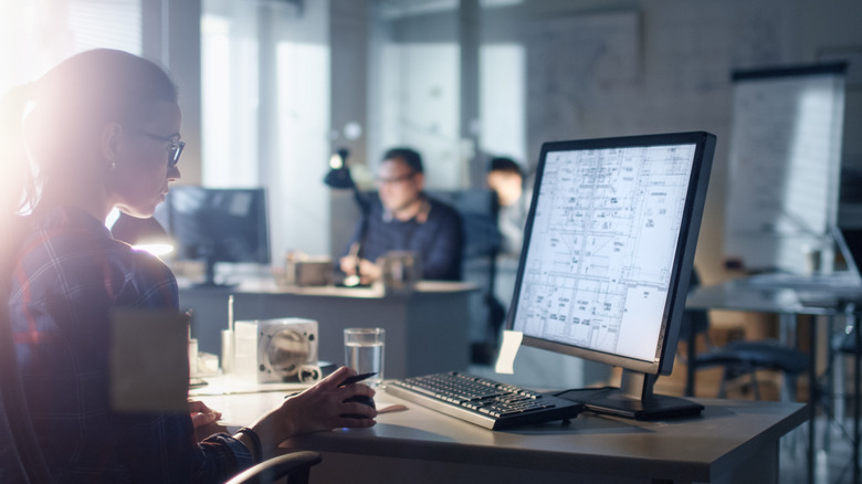 Woman working on desktop with a 4K monitor in the office