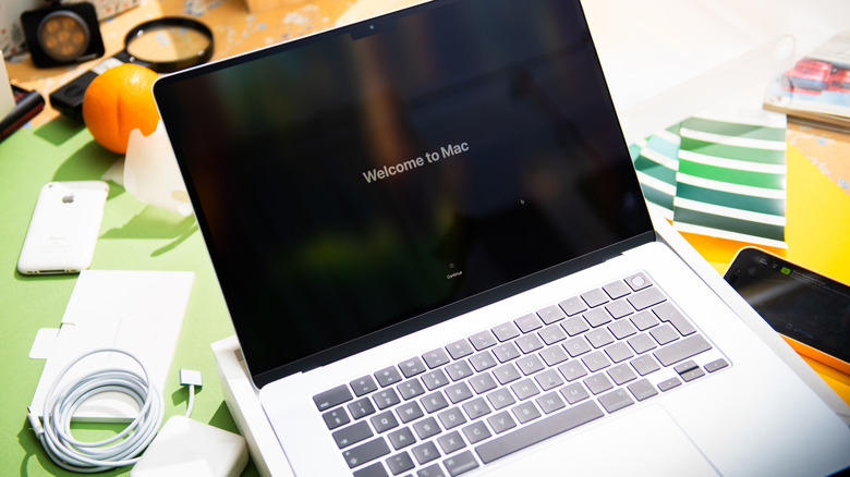 MacBook Air M4 displays Welcome to Mac on screen
