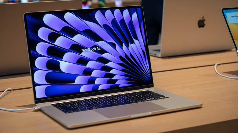 New Macbook Air 15 inch, Apple store