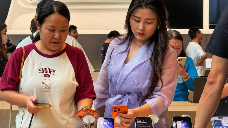 Customers trying the new iPhone 17 Pro models