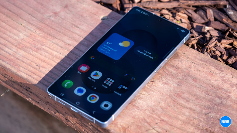 The Samsung Galaxy S25 Ultra display in a bright setting