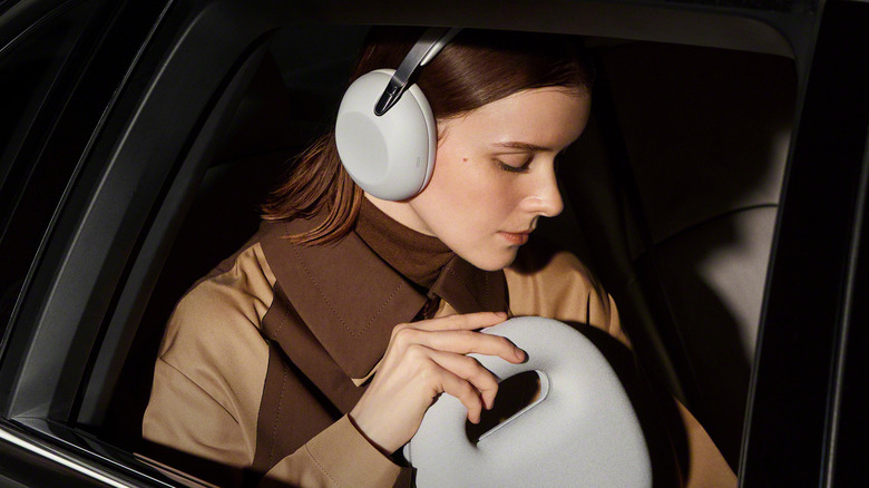 A woman wearing the Sony 1000X The Collexion