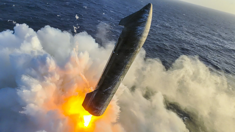 SpaceX's Starship 40 seen splashing down in the Indian ocean