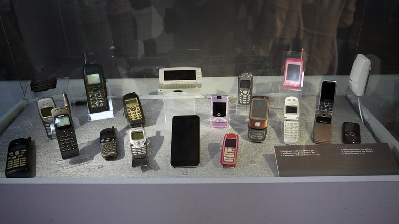 different models of mobile phones across the years