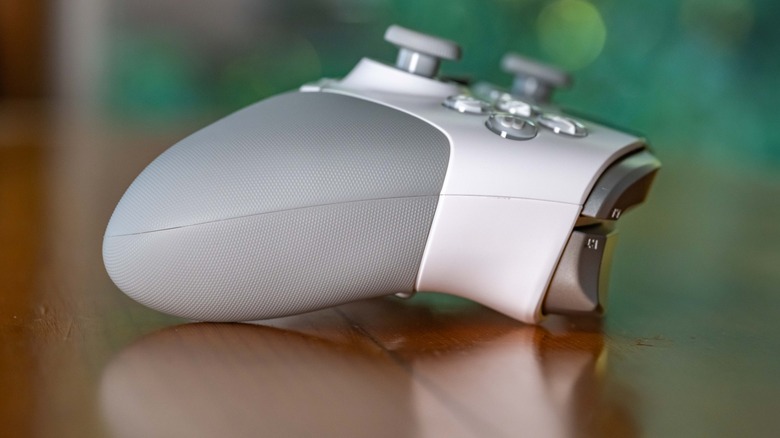 The SteelSeries Aeon Pro viewed from the side.