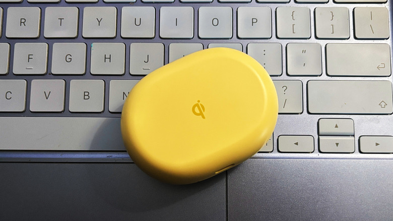 Qi wireless charging logo on bottom of the Yuzu Arctis GameBuds charging case