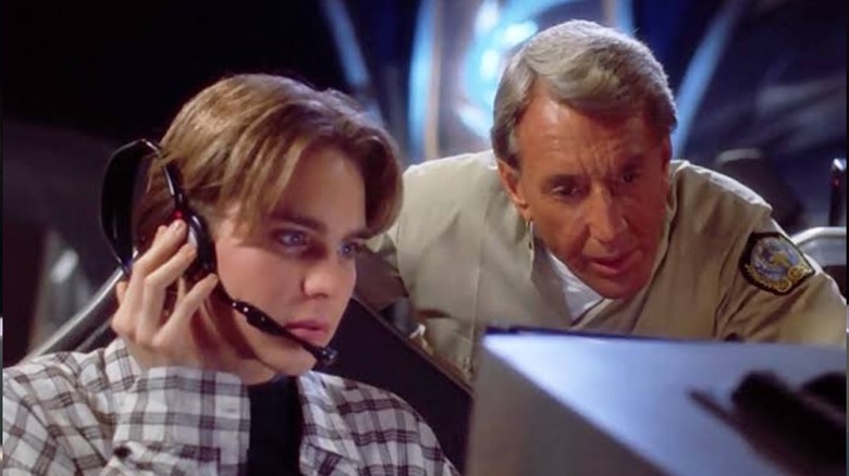 Roy Scheider and Jonathan Brandis looking at a monitor in SeaQuest DSV