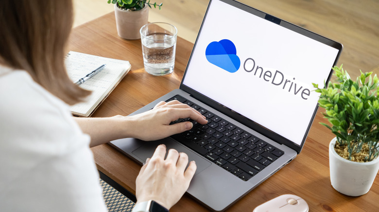 A woman usiing OneDrive on a Laptop