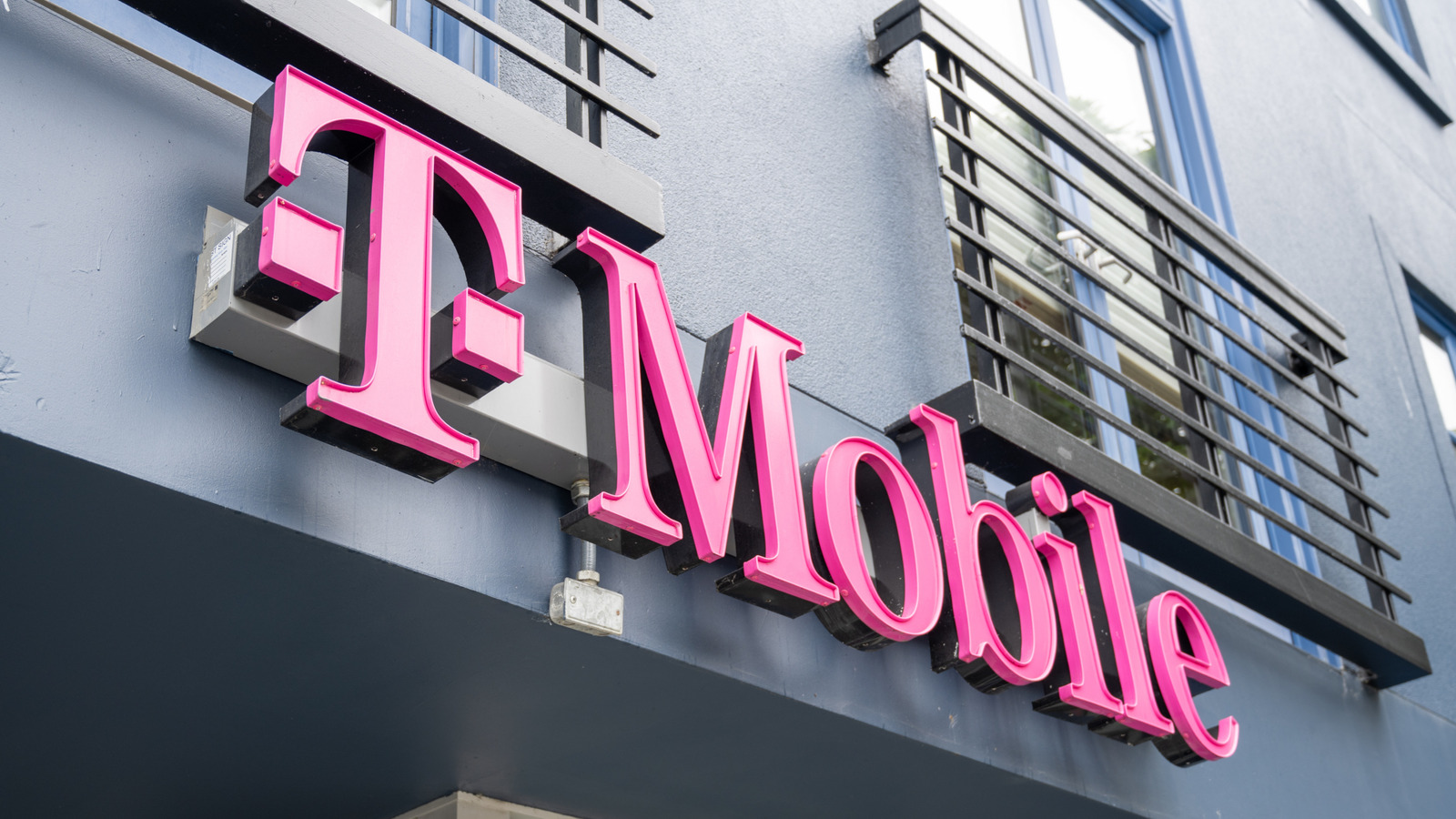 T-Mobile Just Made One Of Its Best Features Available To Everyone, Even On AT&T And Verizon – BGR