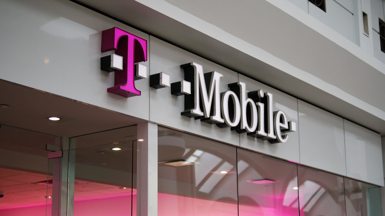 T-mobile storefront inside of a mall