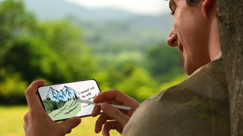 Using the TCL NXTPAPER 60 Ultra with a stylus.