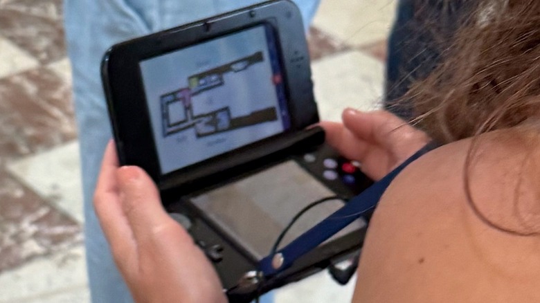 Nintendo 3DS being used at the Louvre museum as an audio guide