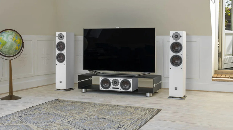 Dali Oberon floorstanding and center speakers with TV.